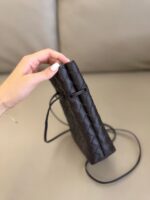 Сумка Bottega Veneta Andiamo Phone Pouch 13403 — элементы дизайна