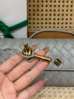 Сумка Bottega Veneta Andiamo Clutch 12064 — элементы дизайна